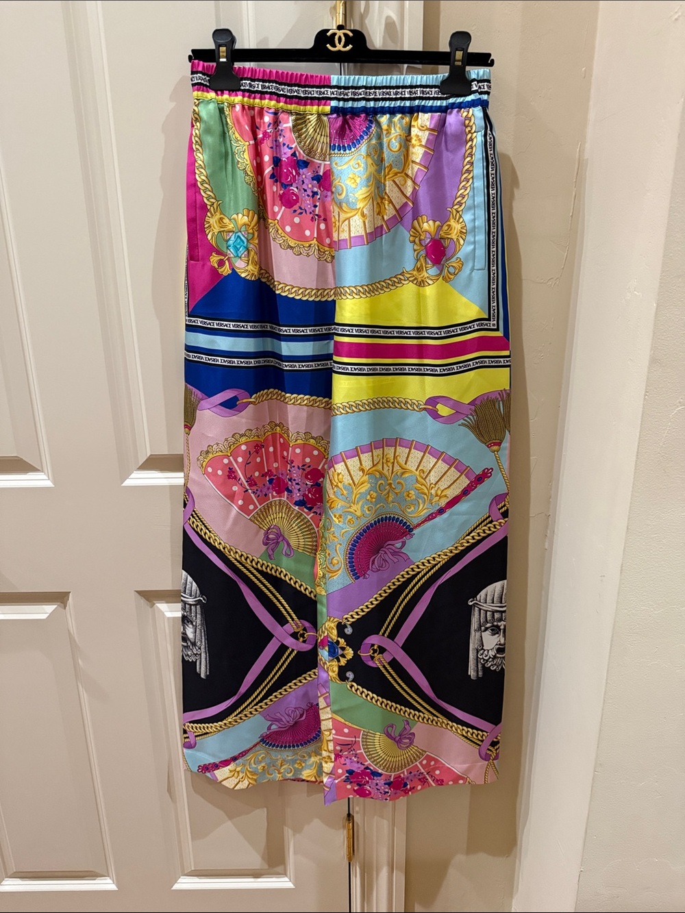 Versace Multicolor Silk-Effect Printed Midi pants. Size 44.